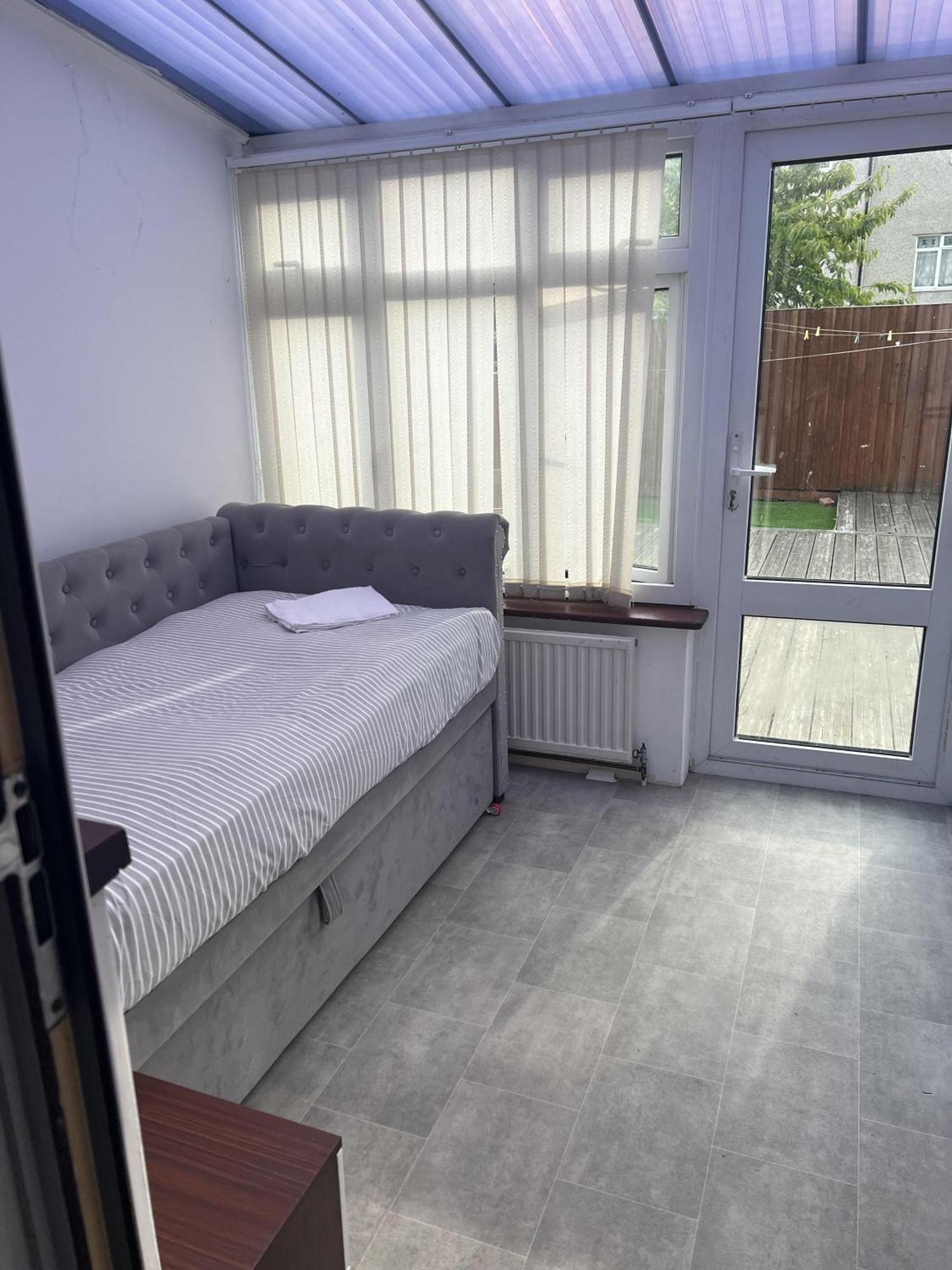 Basildon 3 Bedroom - Free Parking Private Garden Esterno foto